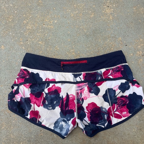 Lululemon Shorts Floral Print - Picture 2 of 4